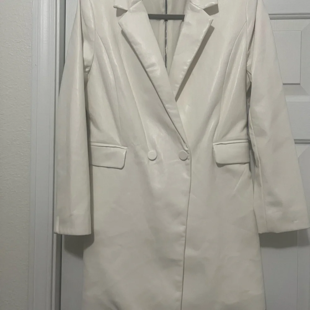 Alice + Olivia Kyrie Tuxedo Skort
Romper - Picture 10 of 16
